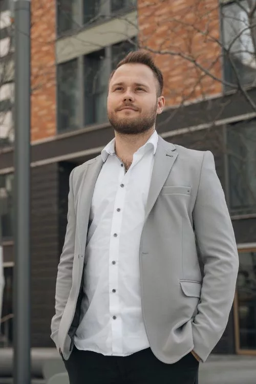 Jens Reimer Hochkant hände in den Taschen mit hem dund jacket